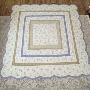 Elegant Vintage Handmade Scalloped Edge Quilt